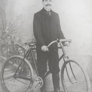 Bisikletiyle poz veren bir Osmanlı Erkeği