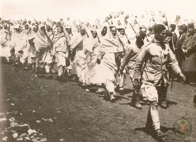 Trablusgarp Savaşı'nda Senusi birliklerinin geçit töreni