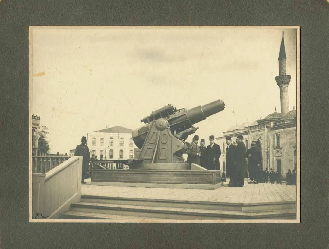 Bayezid Meydanında Celadet Topu, 1915
