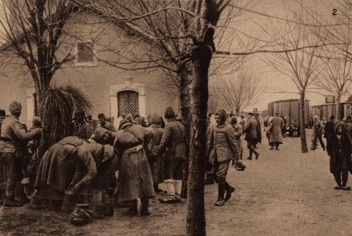Osmanlı Askerleri Anadolu'da Bir Tren İstasyonunda Durak Esnasında, 1915