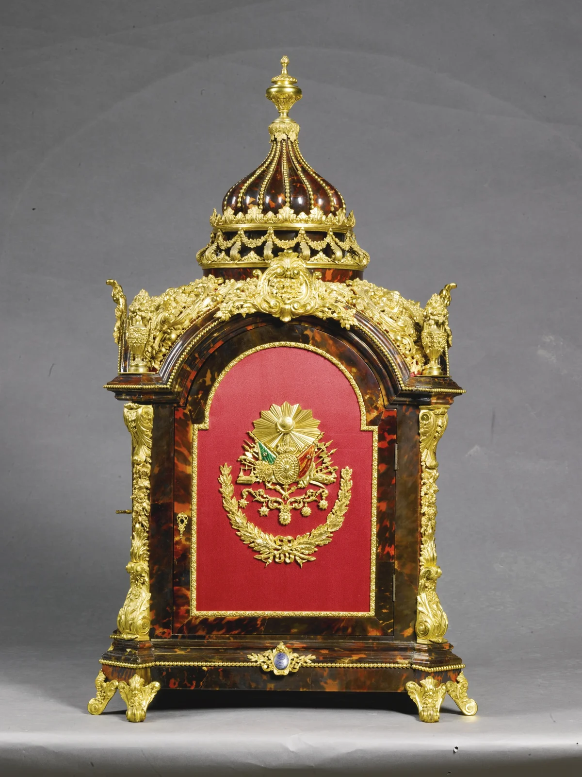 TÜRK PAZARI İÇİN ÜRETİLMİŞ, ALTIN YAPRAKLI KAPLAMALI BÜYÜK KAPLON MÜZİKLİ MASA SAATİ; KASA İNGİLİZ, 18. YÜZYIL SONLARI; MEKANİZMA FRANSIZ, 20. YÜZYIL (1)