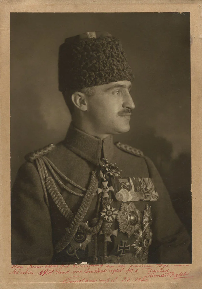 son Osmanlı sadrazamı Ahmet Tevfik Paşa ’nın oğlu , son Osmanlı Padişahı Mehmed Vahdettin ’in damadı