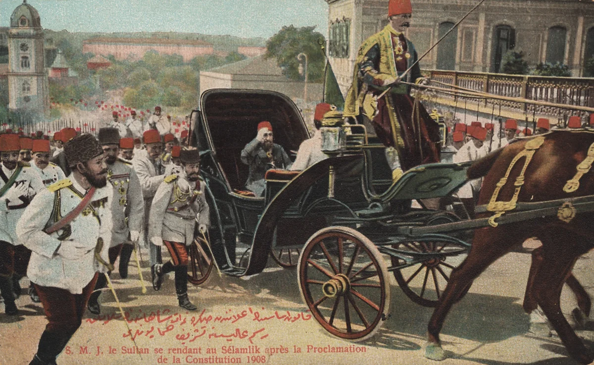 Le Sultan se rendant au selamlik après la proclamation de la Constitution 1908 Kanuni Esasinin ilanından sonra Zatı Şahanesinin selamlık resmi âlisine teşrifi hümayunları