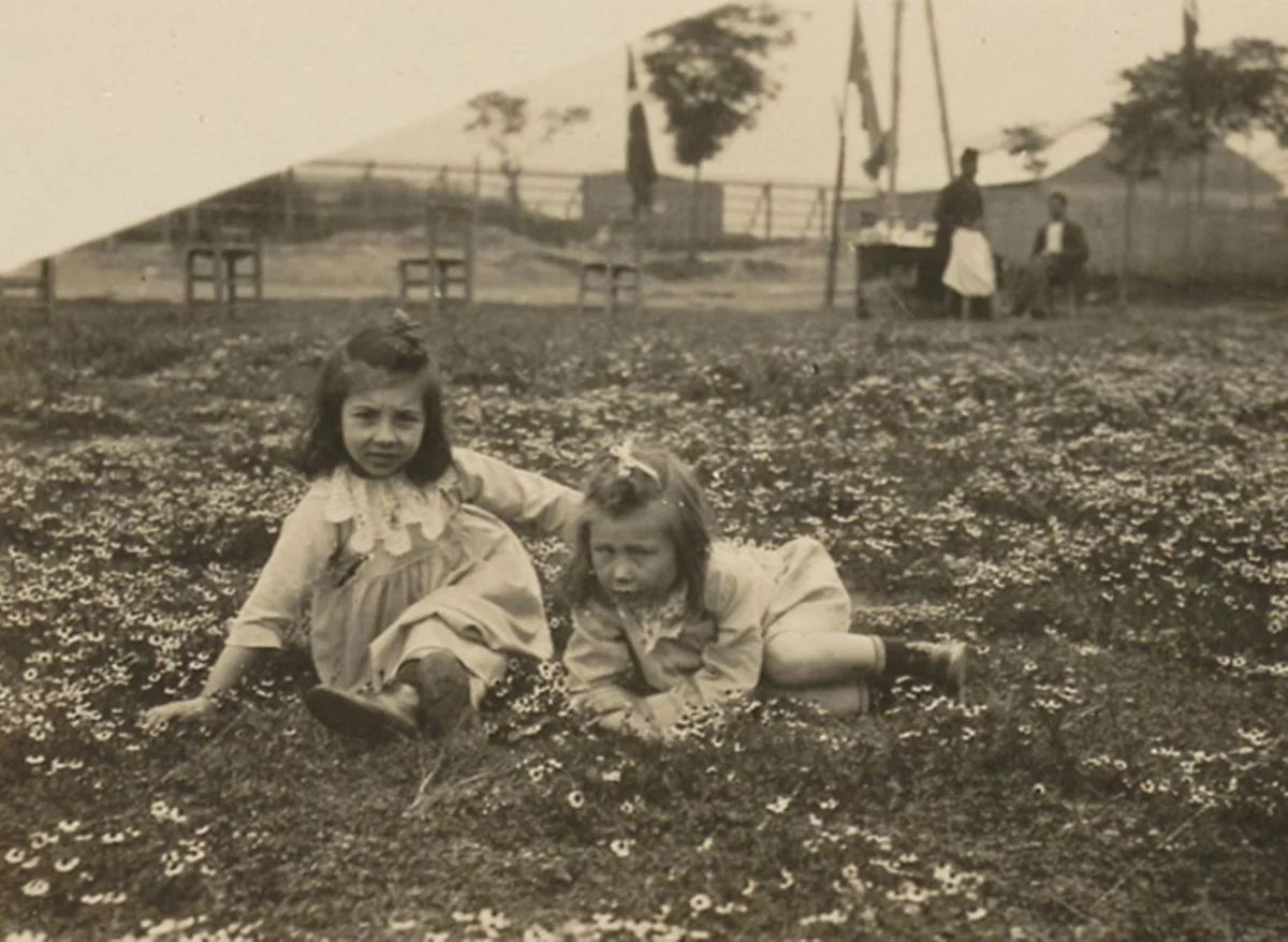 İstanbul'da Bir Evin Bahçesindeki Çocuklar