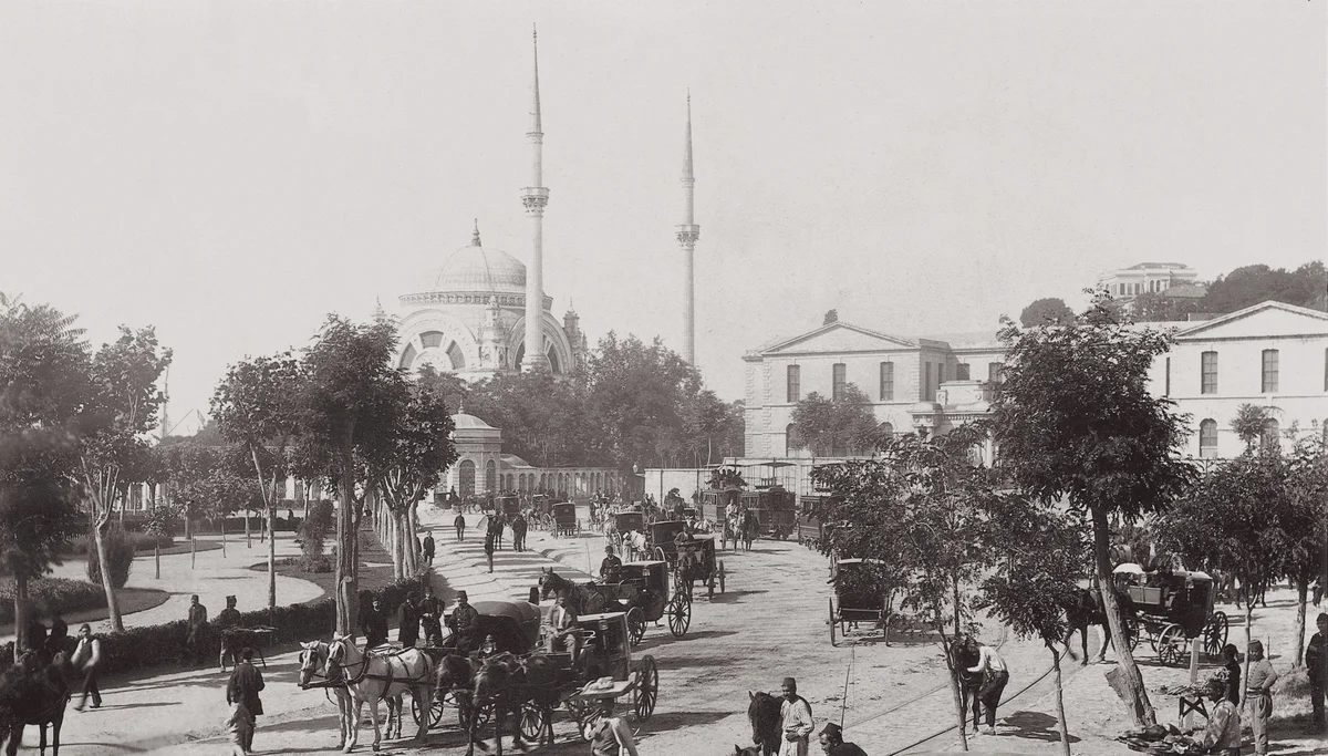 Dolmabahçe Camii ve Maydanı 1890'ler