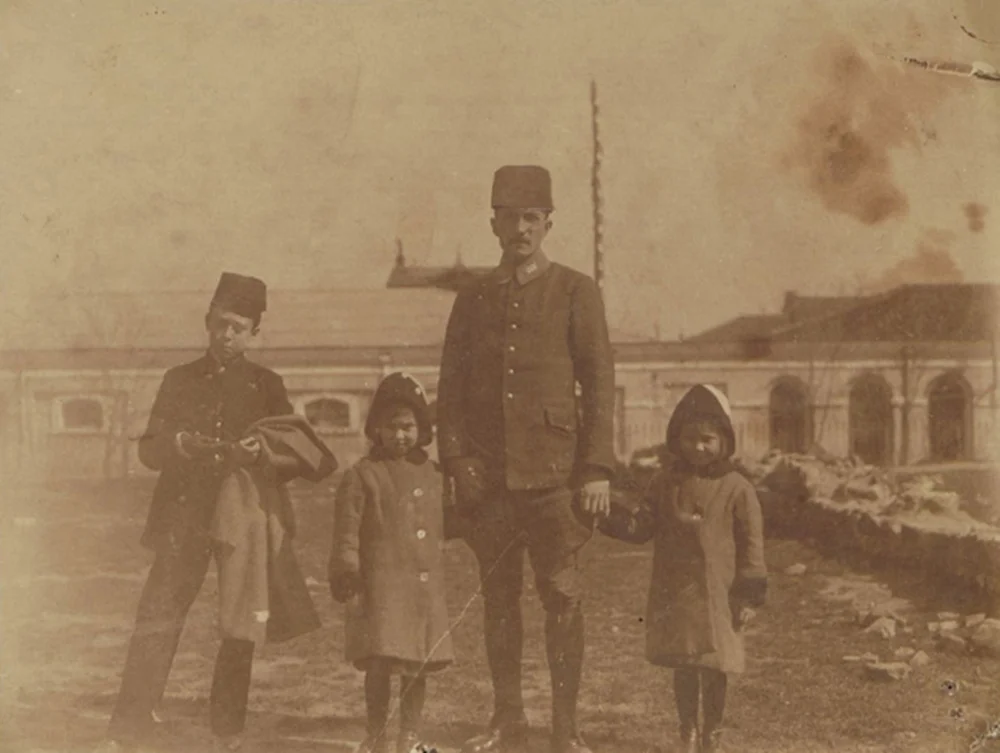Bir Osmanlı Babası ve Çocukları, İstanbul, 1910'lar