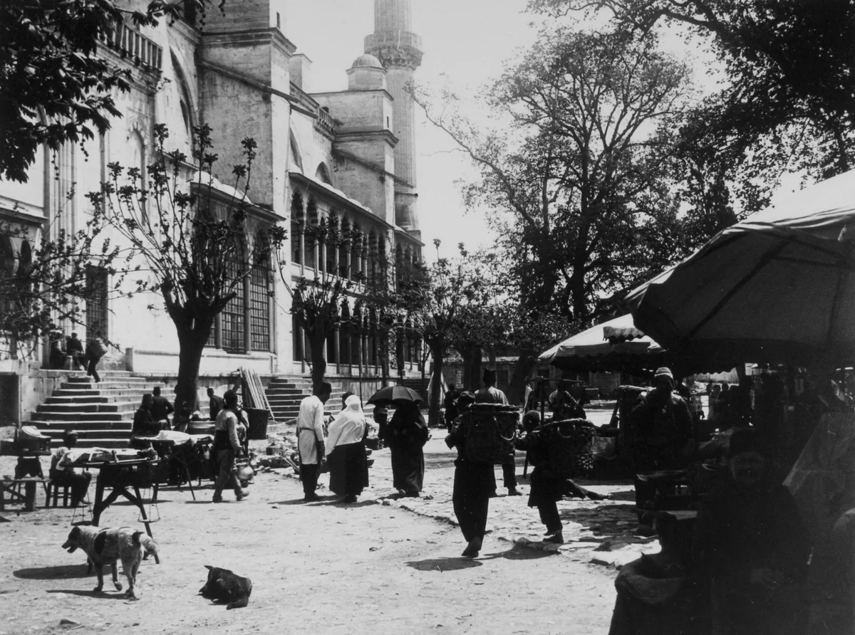 Sultan Ahmet Camii’nin avlusunda seyyar satıcılar ile sokak köpekleri, 1900