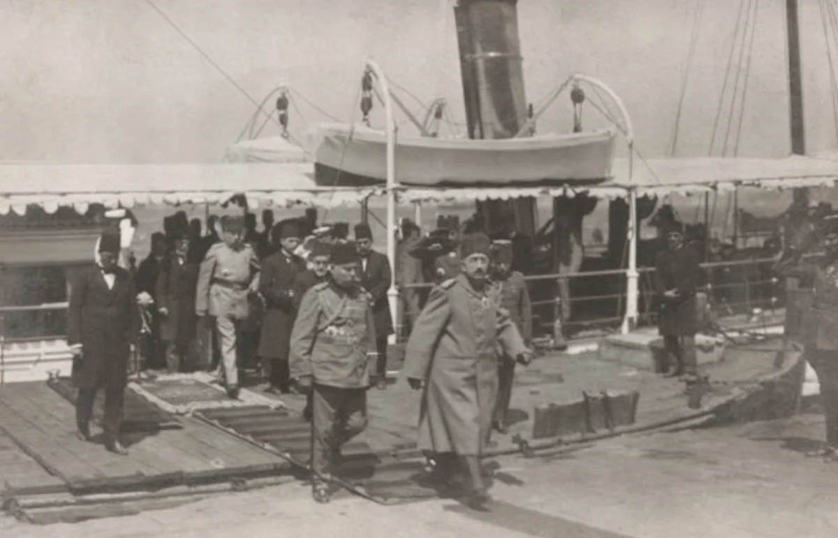 Sultan Vahdeddin Han Vapudan İnerken..JPG2