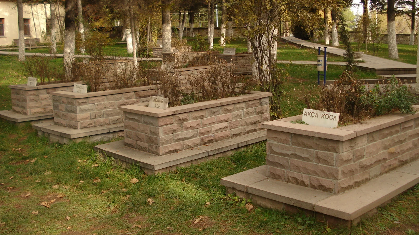 Söğüt’te Ertuğrul Gazi Türbesi haziresinde kuruluş dönemi kişilerine atfedilen kabirler