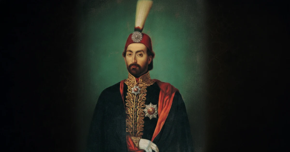 Kanonik portre referansıyla, fes ve dönem üniformasıyla resmî hükümdar portresi düzeninde canlandırılan Sultan Abdülmecid