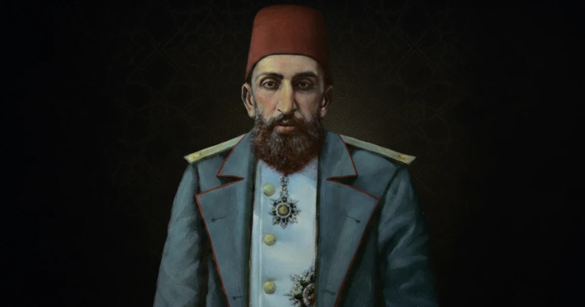 Kanonik fotoğraf referansıyla fes ve üniformayla canlandırılan Sultan II. Abdülhamid