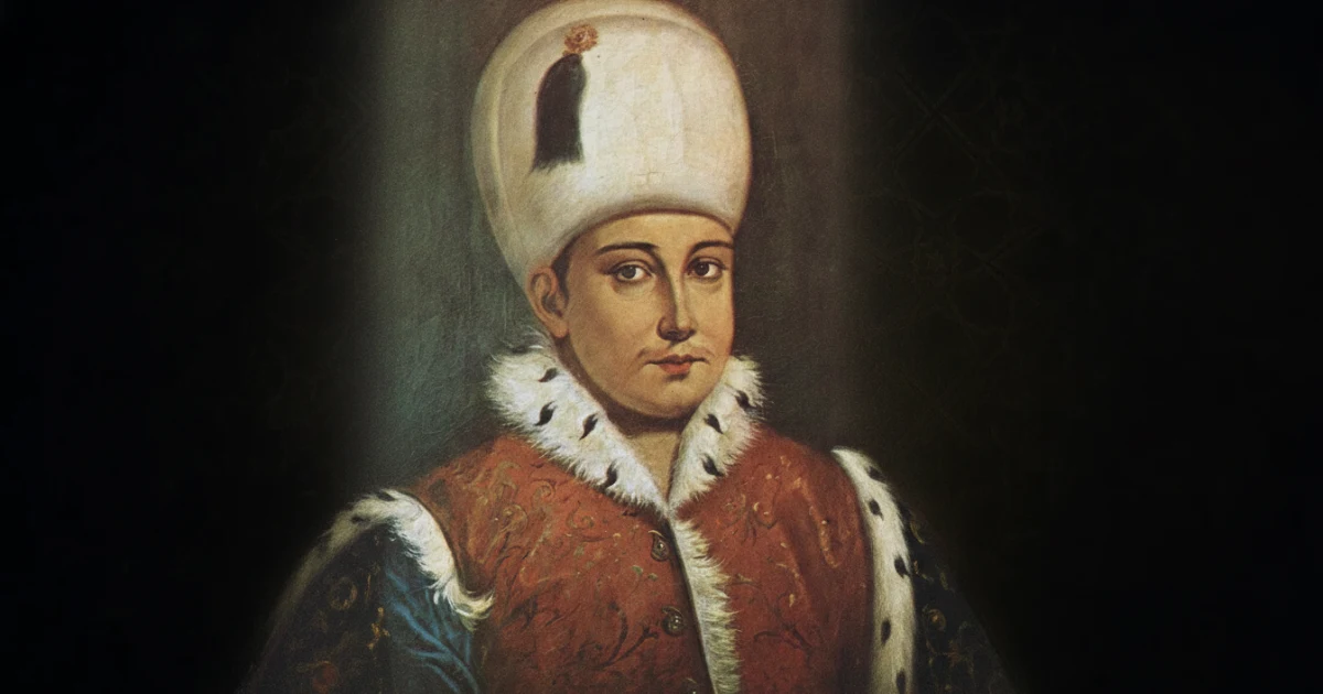 Dönem tasvirleri esas alınarak resmî hükümdar portresi düzeninde canlandırılan, çok genç ve tüysü sakallı Sultan II. Osman (Genç Osman)