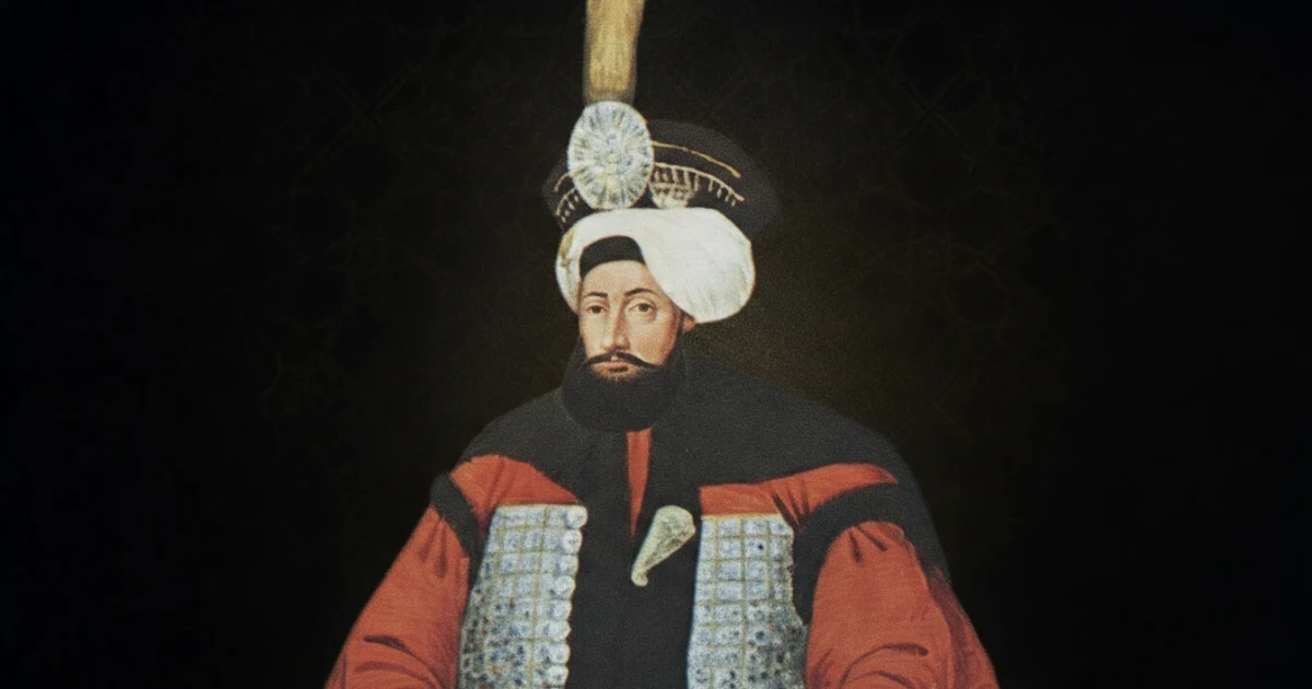 Kanonik portre referansıyla resmî hükümdar portresi düzeninde canlandırılan Sultan IV. Mustafa