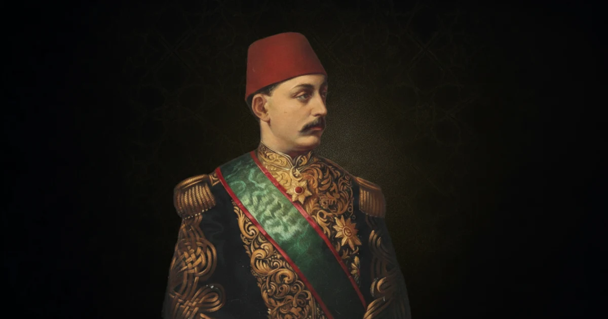 Kanonik portre/fotoğraf referansıyla fes ve üniformayla canlandırılan Sultan V. Murad