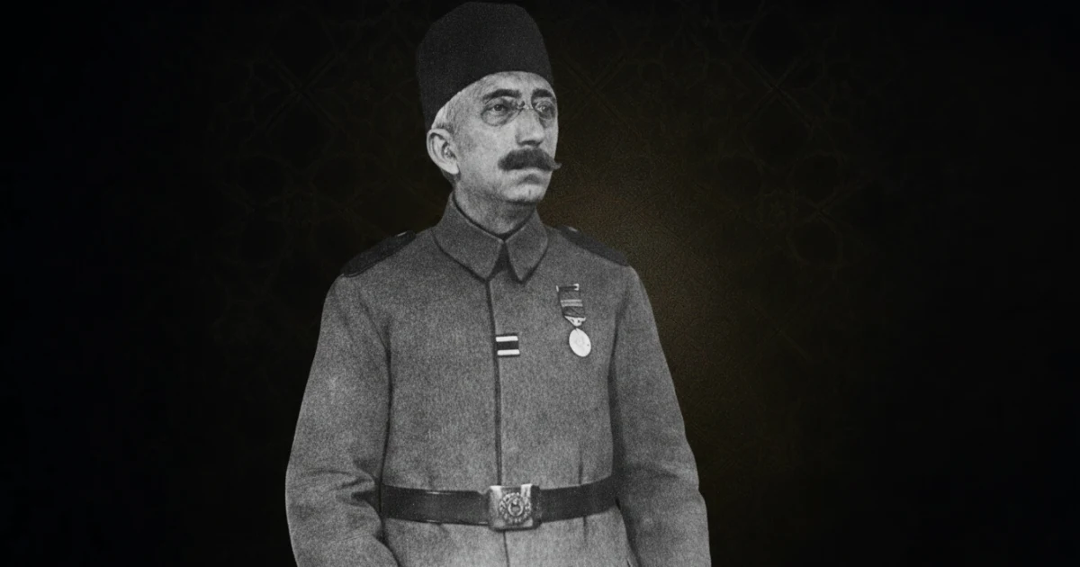 Kanonik fotoğraf referansıyla fes ve üniformayla canlandırılan Sultan VI. Mehmed Vahdettin