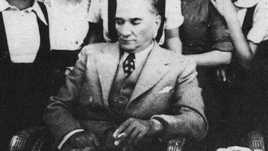 Mustafa Kemal Atatürk'ün Kız Öğrencilerle Bir Fotoğrafı