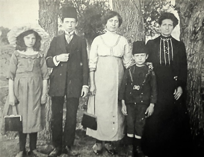 A Jewish Family in Ankara, 1900s
Ankara'da Yahudi Bir Aile, 1900'ler
...