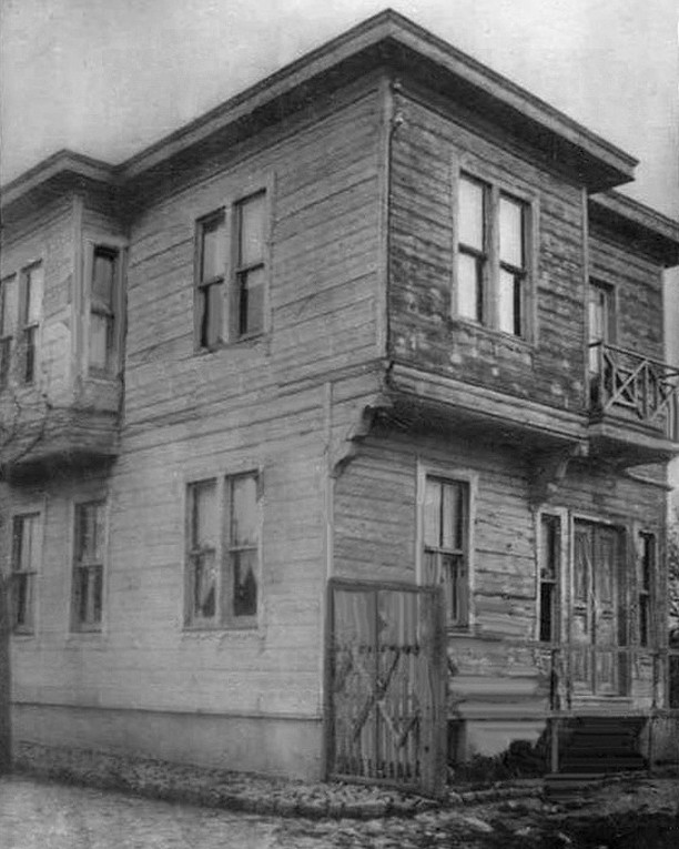 A Wooden House in Istanbul, 1905
İstanbul'da Cumbalı Ahşap Ev, 1905
...