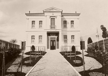 An Ottoman Middle School for Girls in Yanya (Ioannina, Greece), 1900
Yanya İnas...