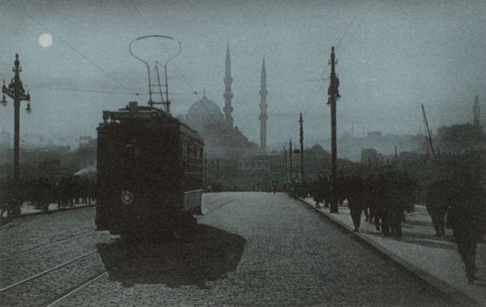 Galata Bridge, Istanbul 1910s
Galata Köprüsü, İstanbul, 1910'lar
...