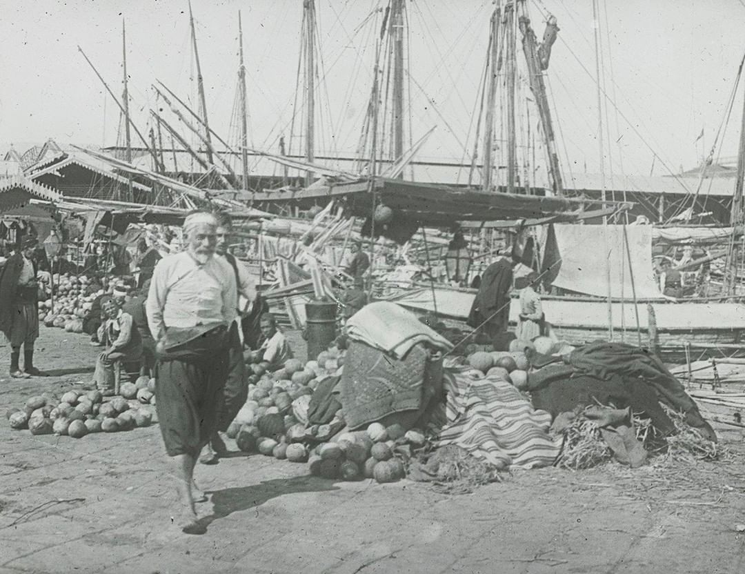 Izmir Port, 1900s
İzmir Limanı, 1900'ler
...
