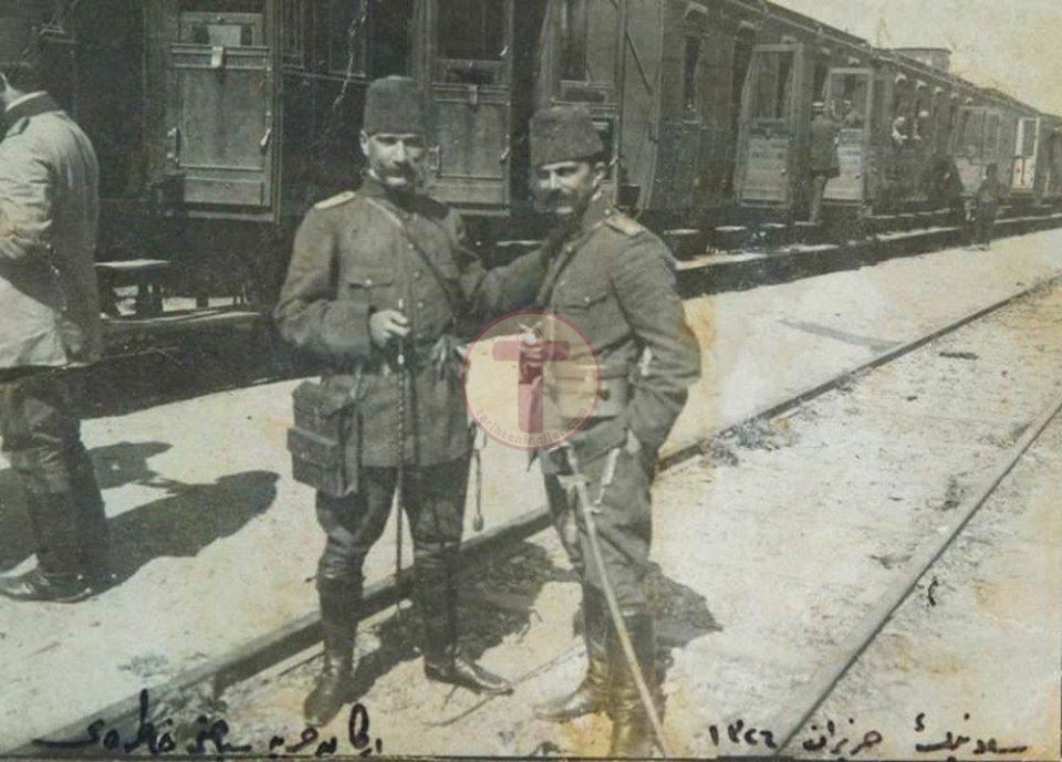 Mustafa Kemal, Hareket Ordusu Komutanı Hüseyin Hüsnü Paşa ile görülüyor.

 16 Ni