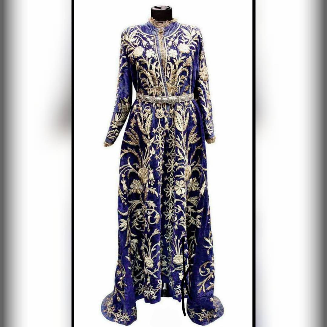 Osmanlı gelin kaftanı, 1800'ler.
An Ottoman wedding kaftan dress, 1800's.
...